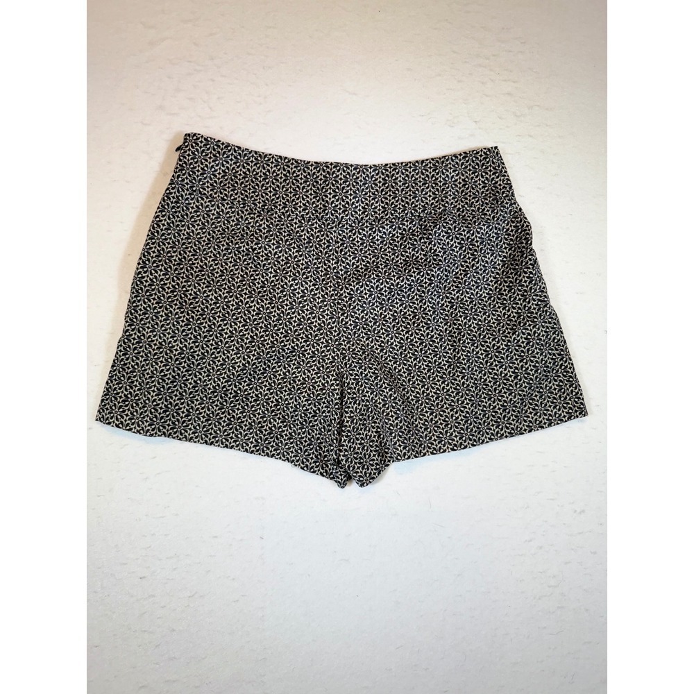 LOFT Women's Patterned Shorts Size 10 Black White Geometric Pleated Casual - Picture 2 of 3
